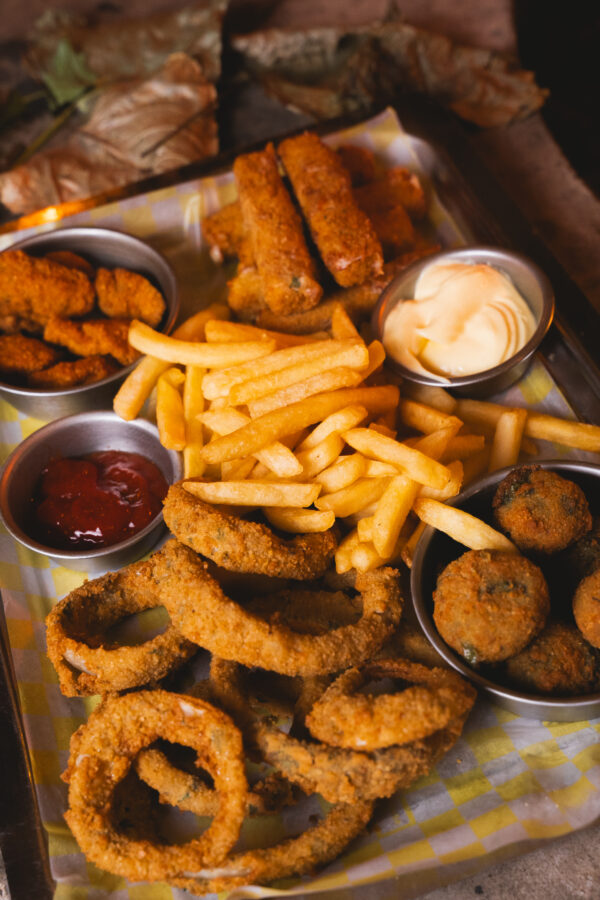 Tabla de nuggets, bastones de muzarella, papas fritas, croquetas de espinaca y aros de cebolla.